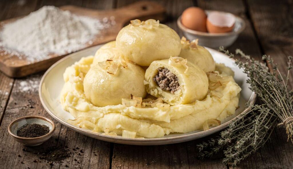 Przepis na klasyczne pyzy z mięsem. Nikt nie prosił, każdy potrzebował