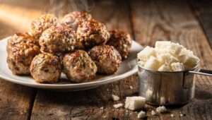 Kotlety mielone miękkie jak poduszki? Wystarczy 3/4 szklanki taniego dodatku